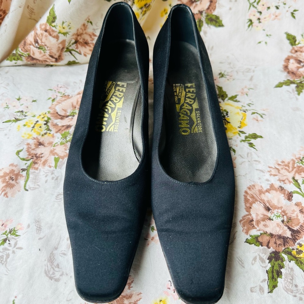 Vintage Salvatore Ferragamo black short heel